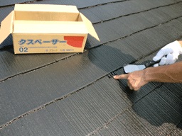 カラーベスト屋根では、塗料がつなぎ目をふさいだままだと、雨が抜けずに腐食の原因となる事があります。そこで「タスペーサー」を使用して隙間を確保します。
